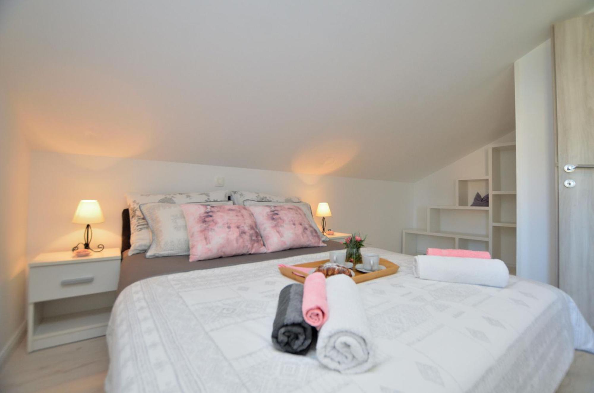 Apartments Viktoria ロヴラン エクステリア 写真