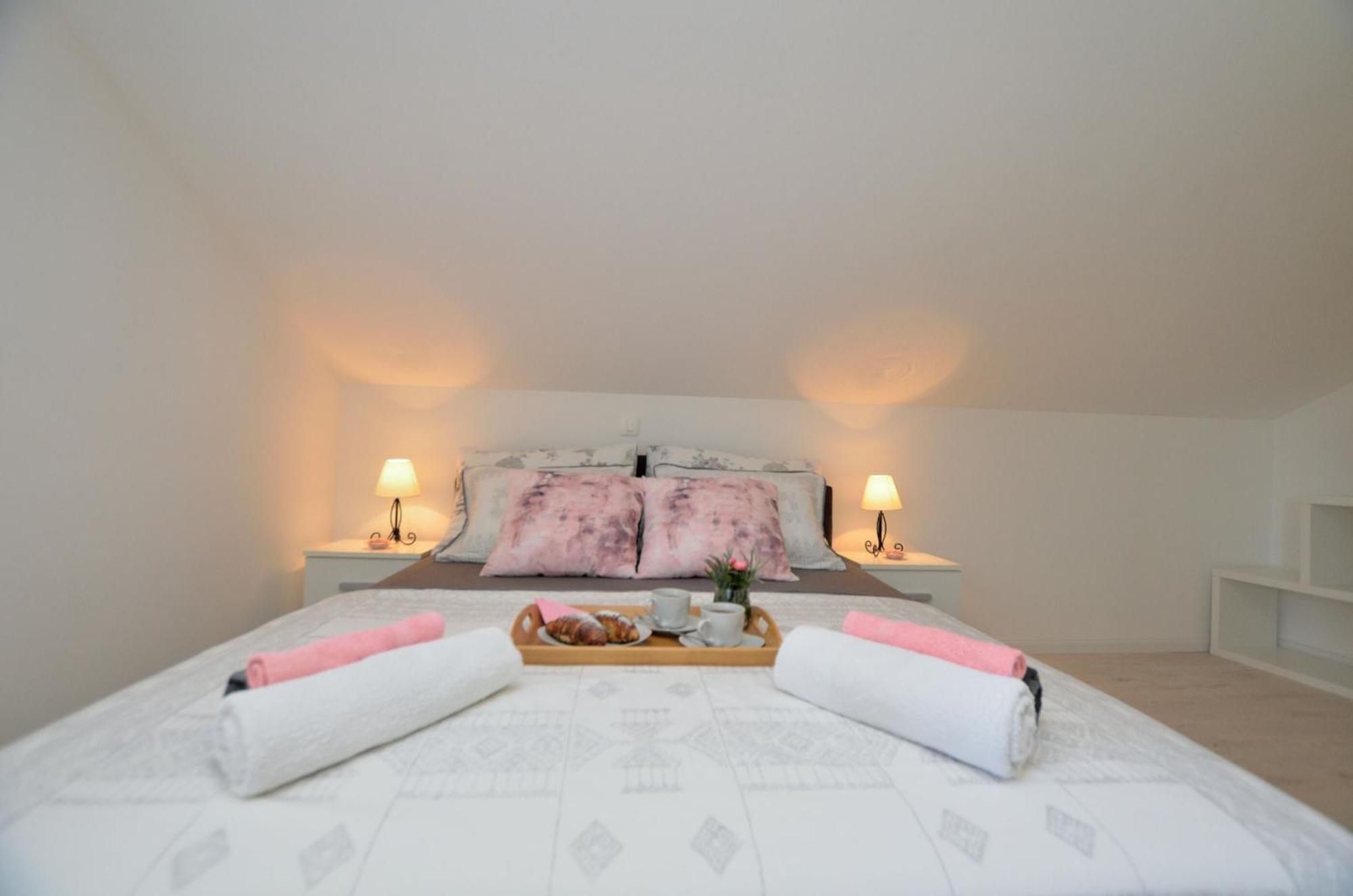 Apartments Viktoria ロヴラン エクステリア 写真
