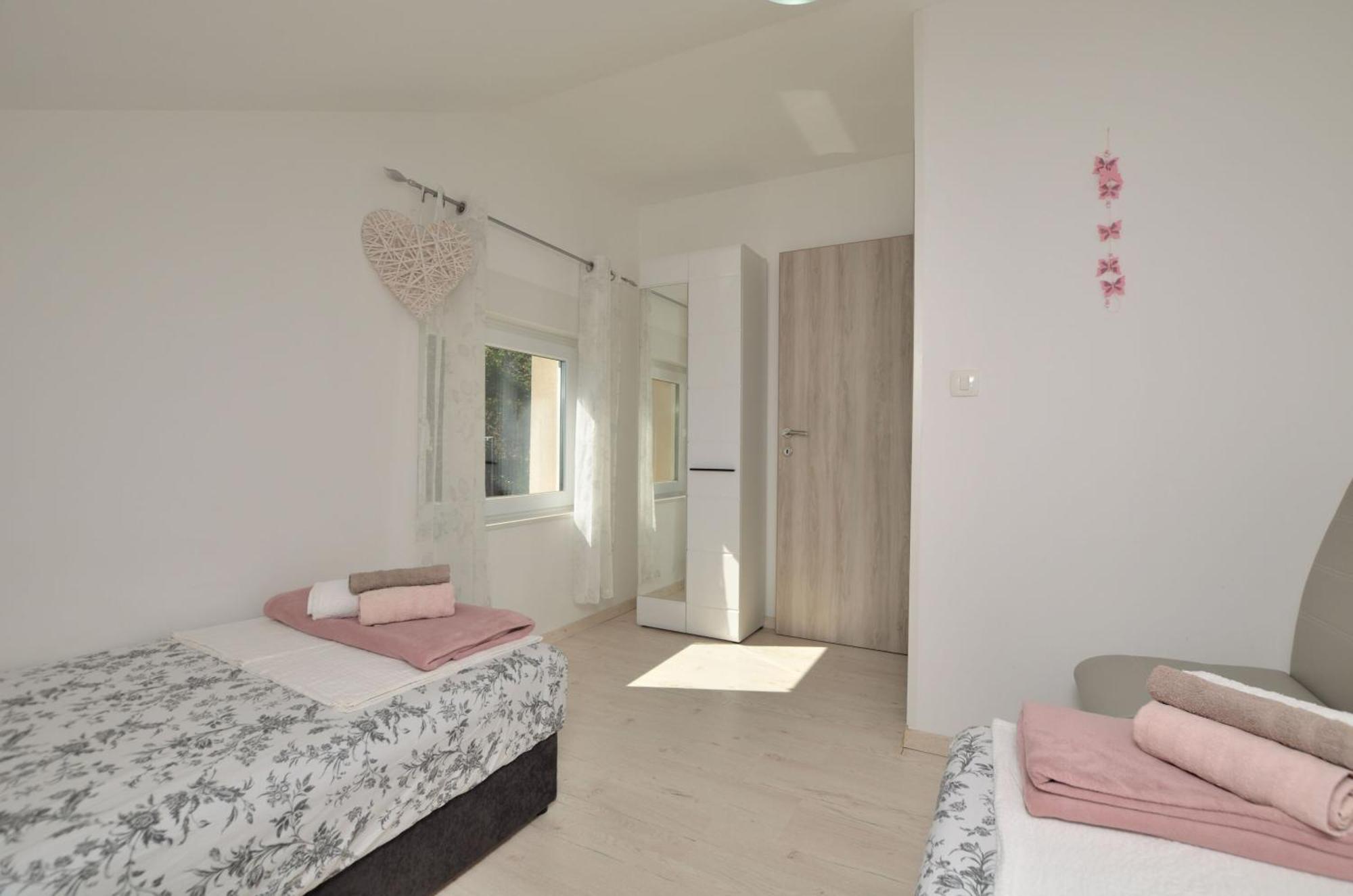 Apartments Viktoria ロヴラン エクステリア 写真