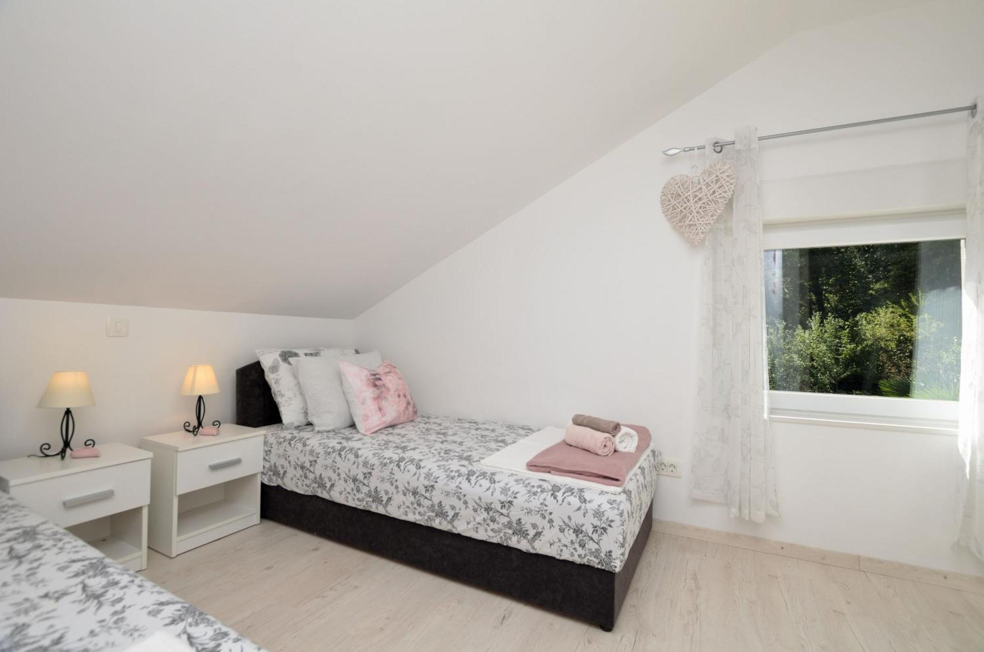 Apartments Viktoria ロヴラン エクステリア 写真
