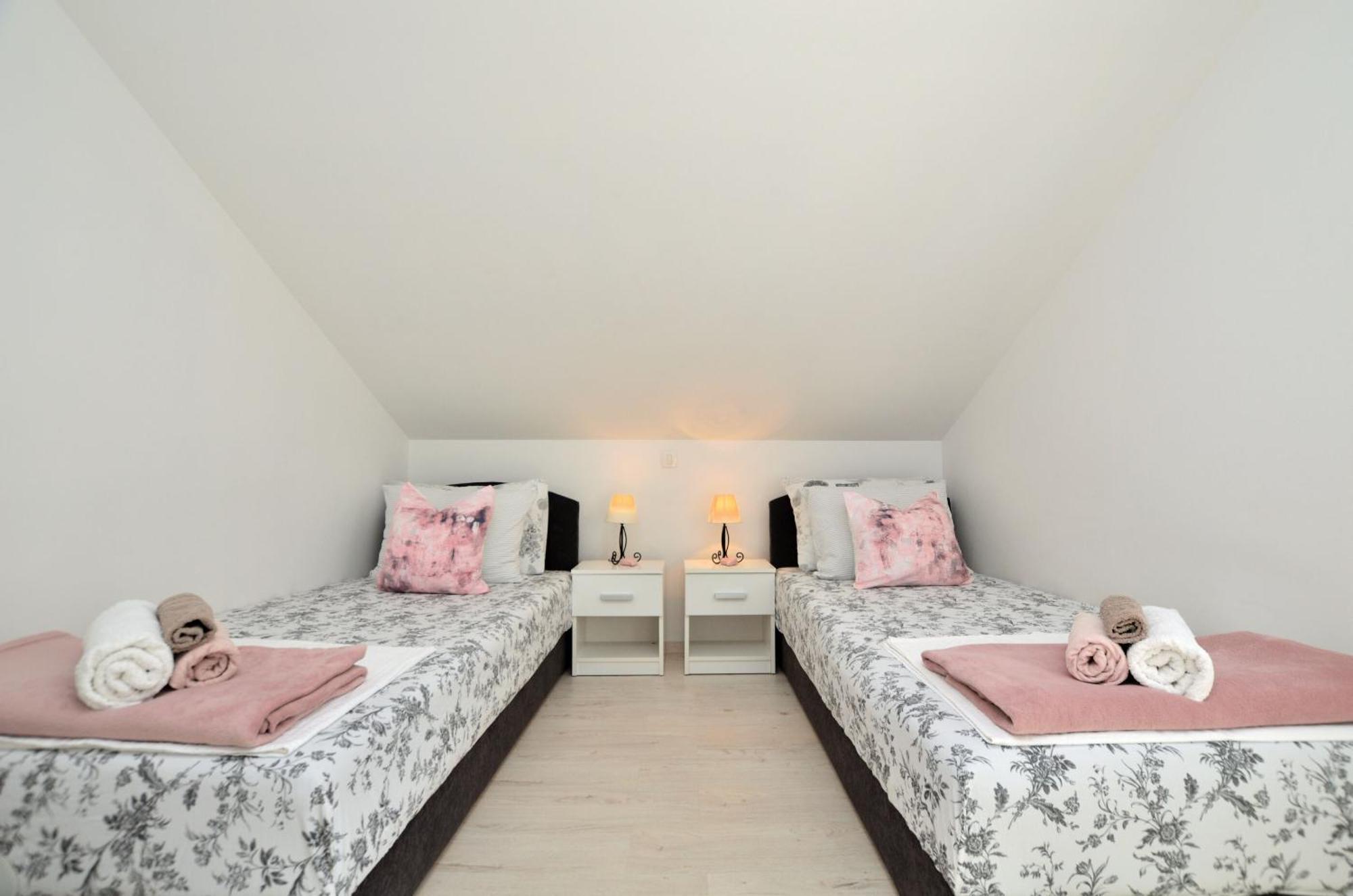 Apartments Viktoria ロヴラン エクステリア 写真