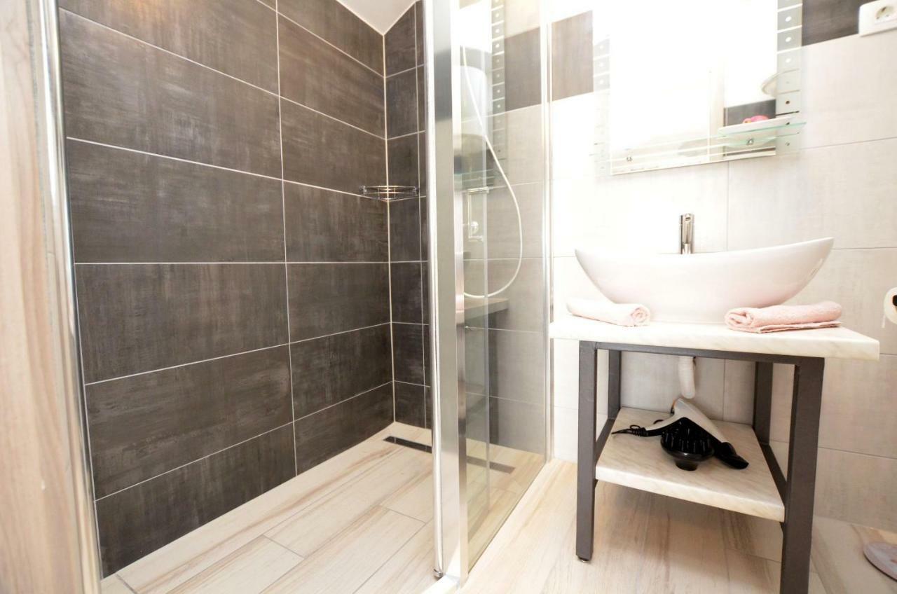 Apartments Viktoria ロヴラン エクステリア 写真