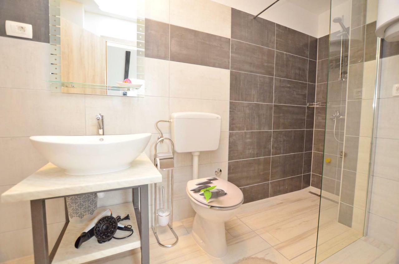Apartments Viktoria ロヴラン エクステリア 写真