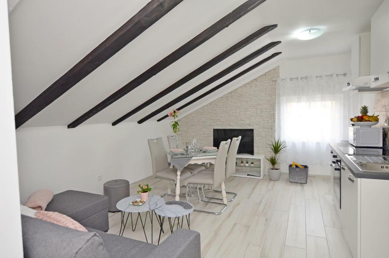 Apartments Viktoria ロヴラン エクステリア 写真