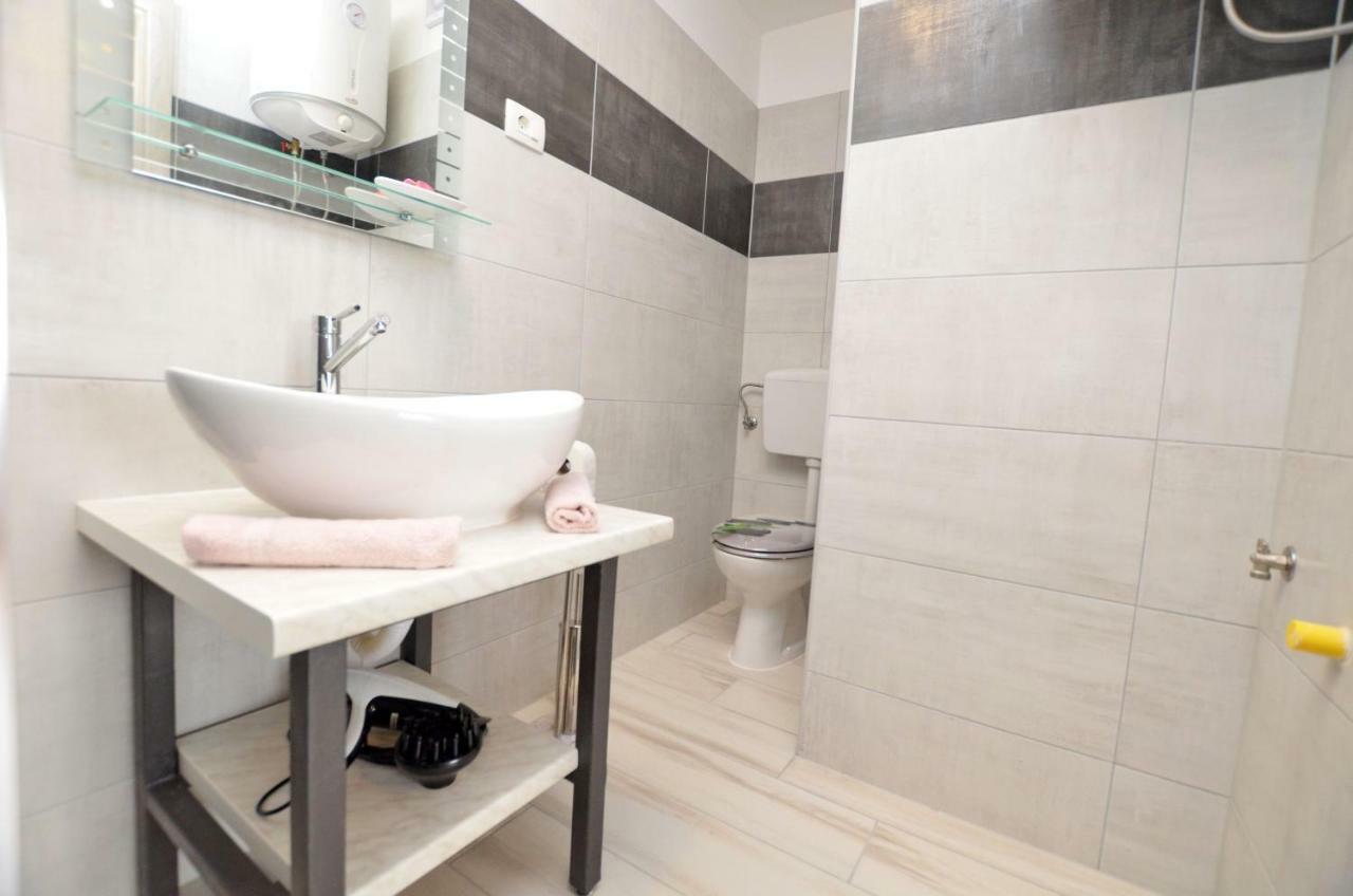 Apartments Viktoria ロヴラン エクステリア 写真