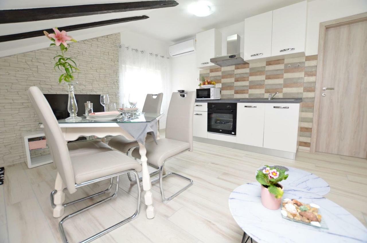 Apartments Viktoria ロヴラン エクステリア 写真