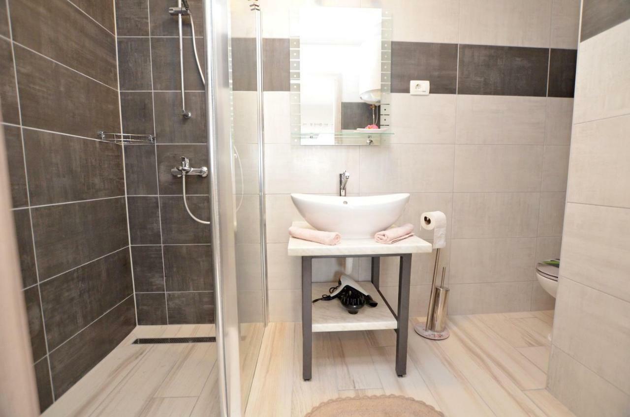 Apartments Viktoria ロヴラン エクステリア 写真